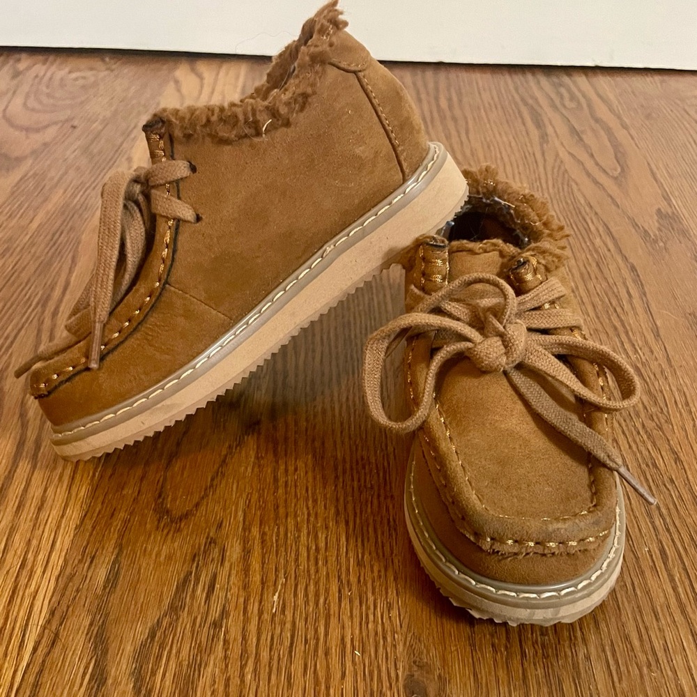 Gap toddler size 9 suede lace up shoes